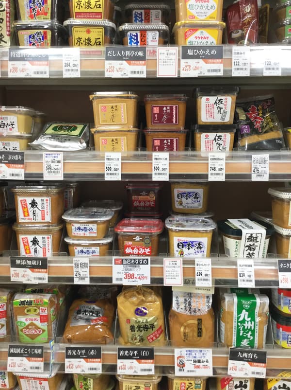 Scaffale di miso del supermercato in Giappone