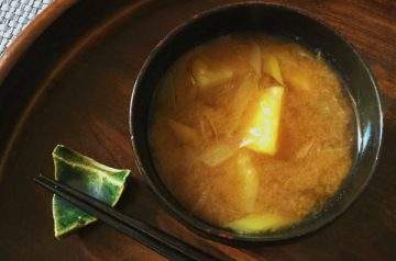 zuppa di miso con porri e patate