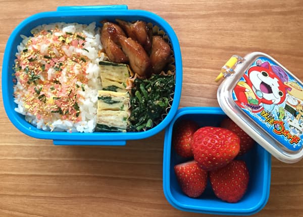 bento con la frutta a parte