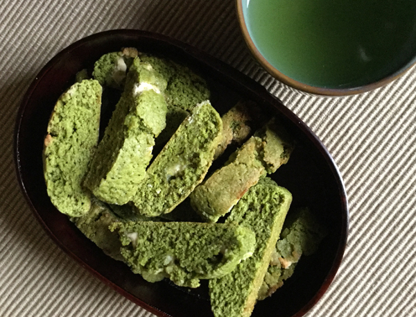 Biscotti al matcha con cioccolato bianco