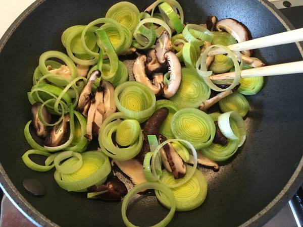 Frittata con porro e funghi shiitake