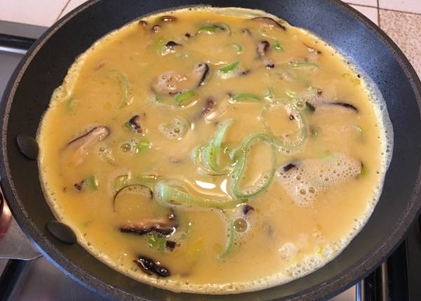 Frittata con porro e funghi shiitake