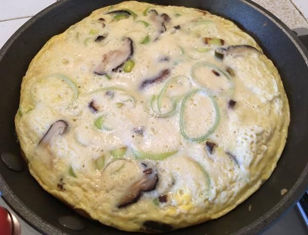 Frittata con porro e funghi shiitake