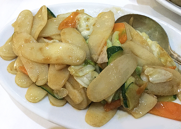 Gnocchi di riso saltati con verdure in ristorante cinese