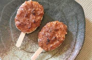 goheimochi con salsa di miso e noci