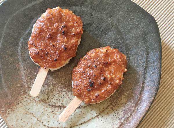 goheimochi con salsa di miso e noci