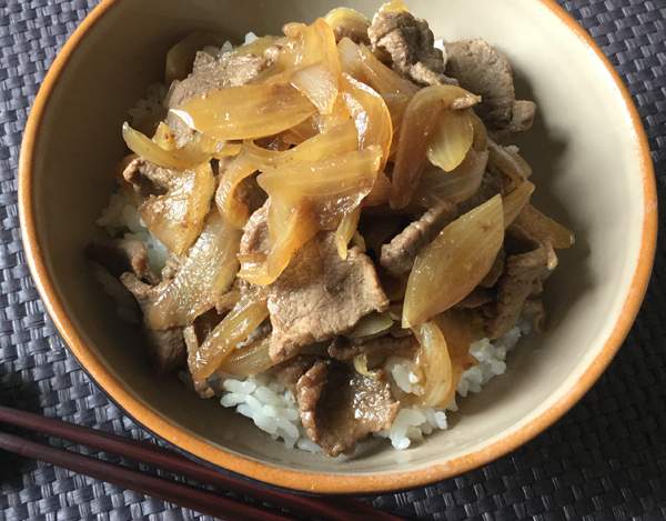 ricetta di riso con brasato di manzo (gyu-don)