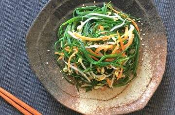 Insalata di agretti con germogli di soia e carota