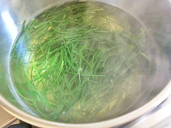 Insalata di agretti all'olio di sesamo e zenzero