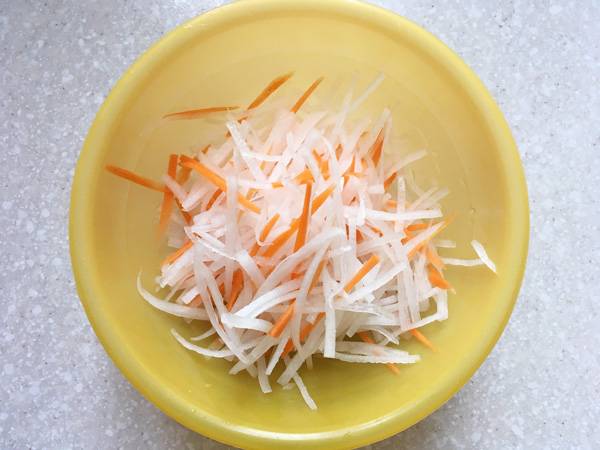 Insalata di daikon e cachi secchi