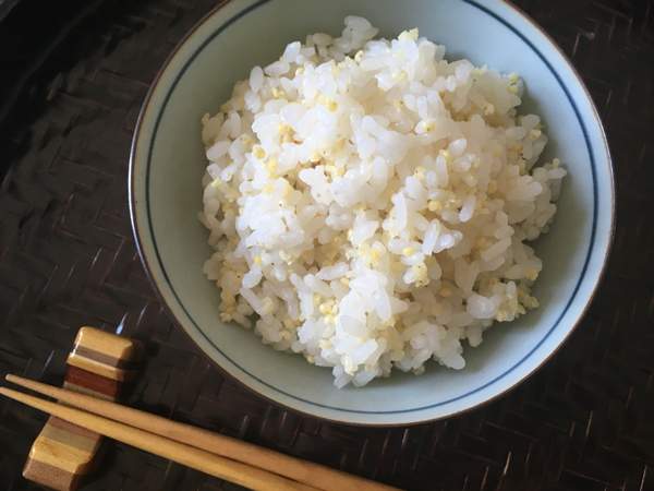 riso bollito con miglio kibigohan