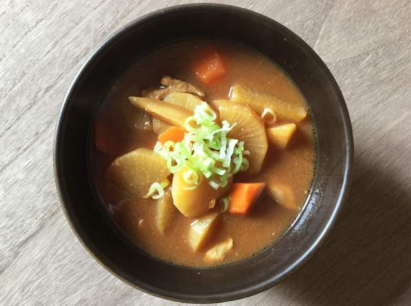 Minestra di miso con verdura e carne di maiale (Tonjiru)