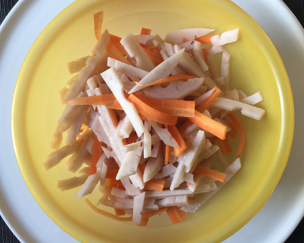 Insalata con radice di loto e carota