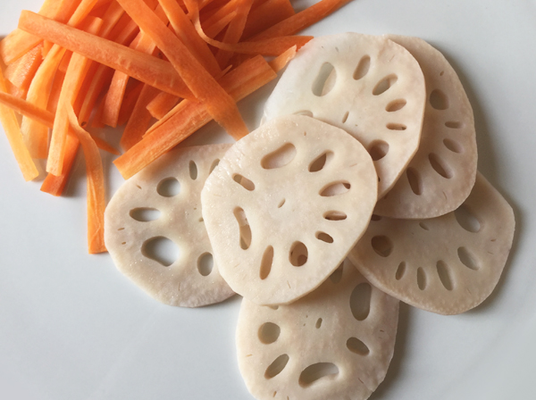 Insalata con radice di loto e carota