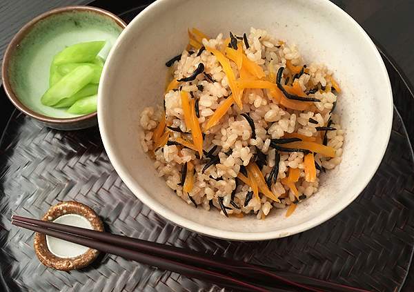 Riso bollito con hijiki e carota