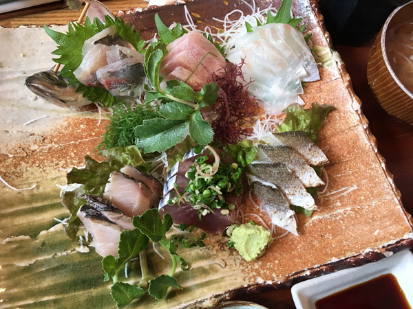 Piatto di sashimi con foglie di shiso