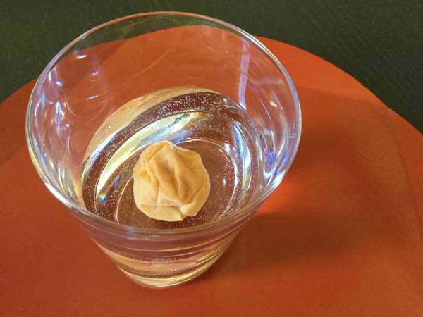 Umeboshi nel bicchiere con il shochu