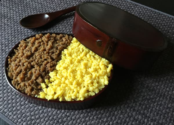 bento con riso e soboro di uovo e pollo