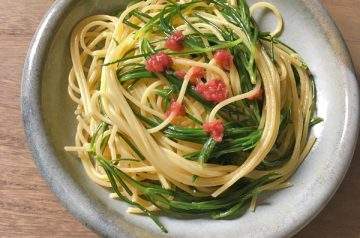 Spaghetti con agretti alle prugne salate