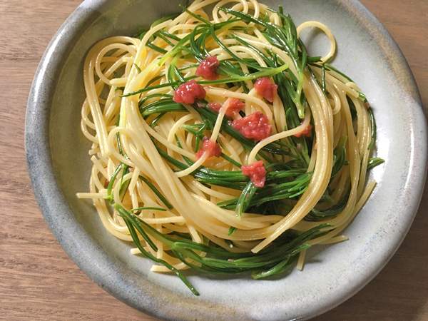 Spaghetti con agretti alle prugne salate