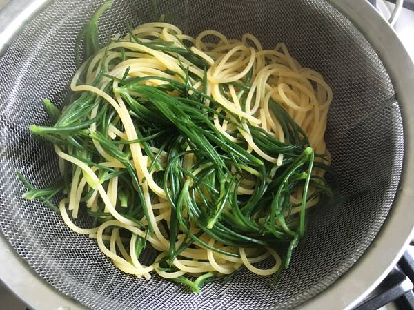 Spaghetti agli agretti con la salsa di umebohi