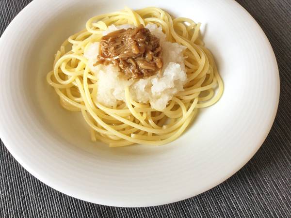 Spaghetti con nametake e daikon grattugiato