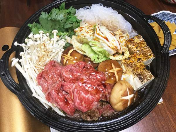 sukiyaki con funghi enoki