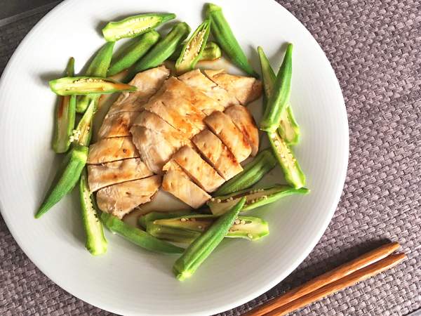 Tagliata di pollo con okra alla salsa ponzu