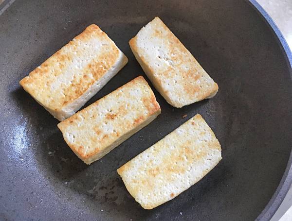 Tagliata di tofu con agretti alla salsa ponzu