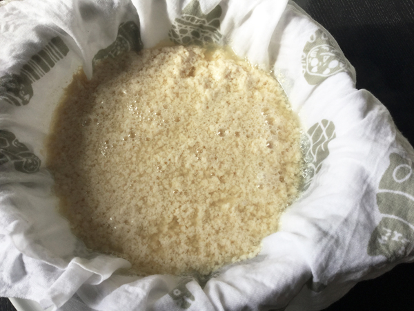 Versare il liquido di soia bollito