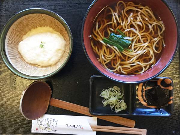 Spaghetti di soba serviti con tororo