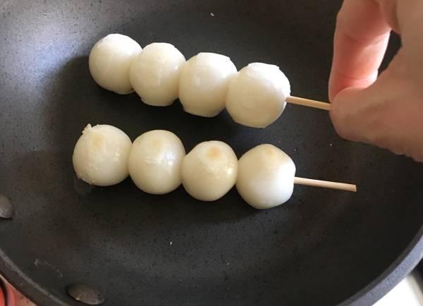 preparazione di yaki dango