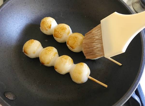 preparazione di yaki dango