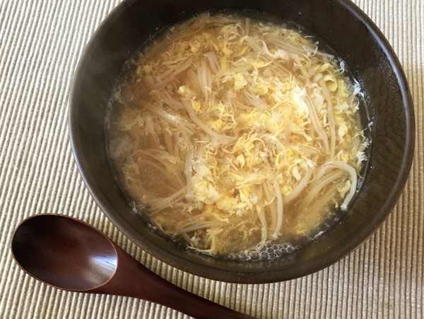 Zuppa all'uovo con funghi enoki