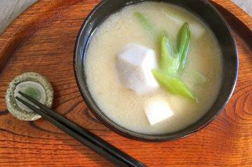 zuppa di miso con taro e tofu