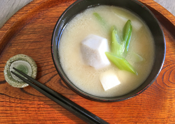 Zuppa di miso con porro e taro