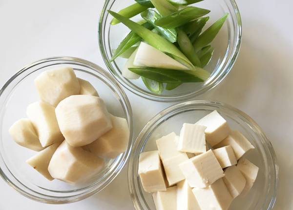 zuppa di miso con taro e tofu