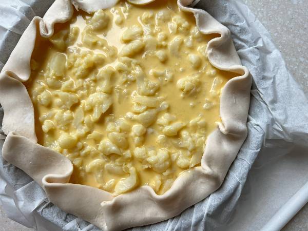 torta salata con cavolfiore, formaggio e miso