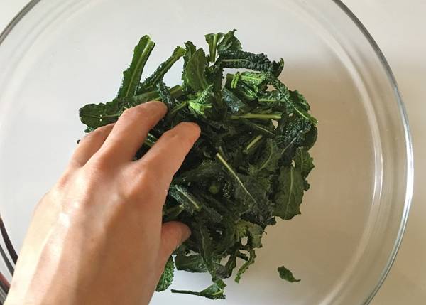 Insalata di cavolo nero alla salsa di sesamo