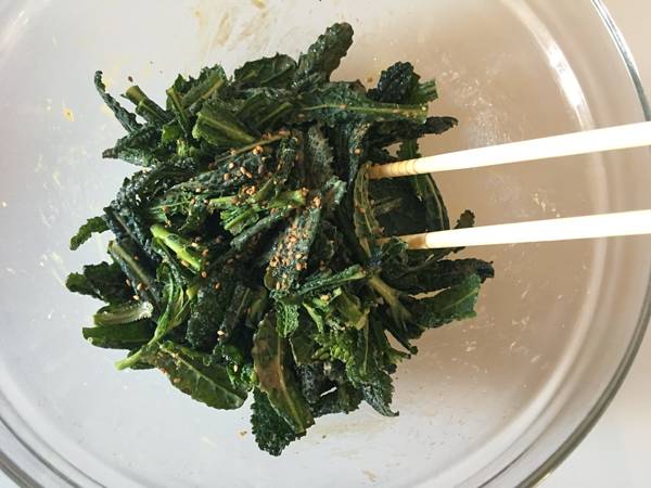 Insalata di cavolo nero alla salsa di sesamo