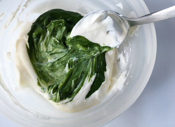 Cheesecake al matcha in bicchiere