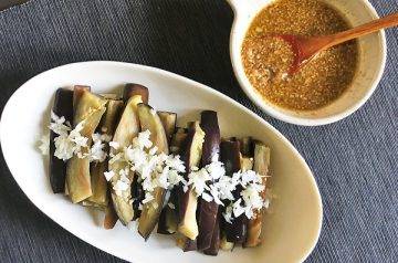 melanzane fredde con salsa di sesamo e cipollotto