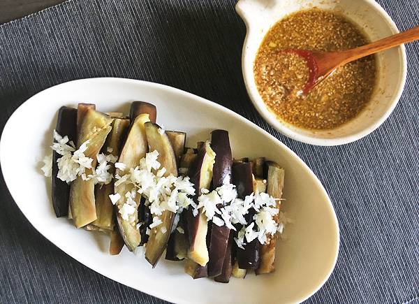 melanzane fredde con salsa di sesamo e cipollotto