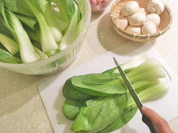 Minestra al latte con pollo e bietole cinesi