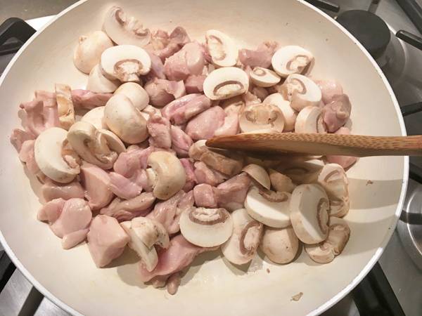 Minestra al latte con pollo e bietole cinesi