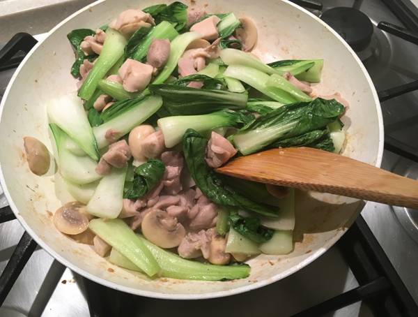 Minestra al latte con pollo e bietole cinesi