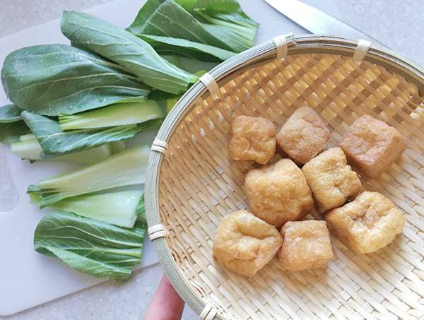 Minestra con bietole cinesi e tofu fritti