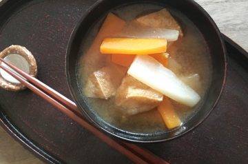 zuppa di soia con daikon e tofu fritti aburaage