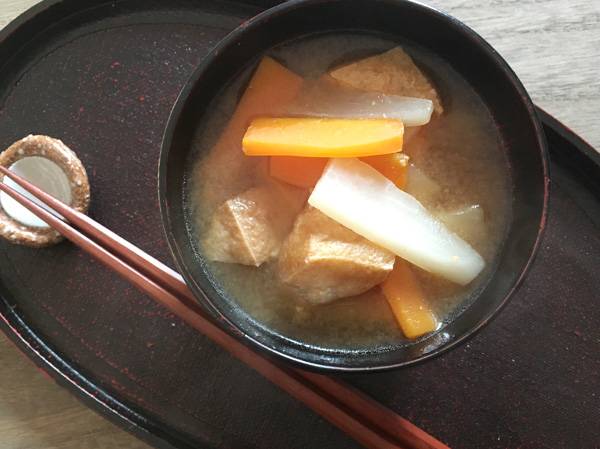 zuppa di soia con daikon e tofu fritti aburaage