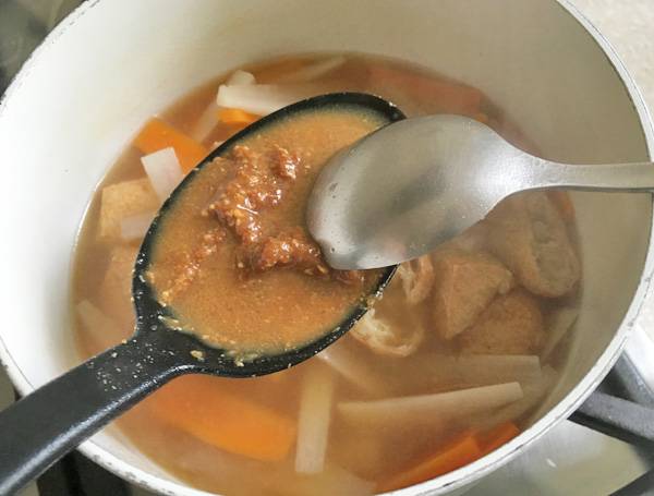 Zuppa di miso con daikon e aburaage